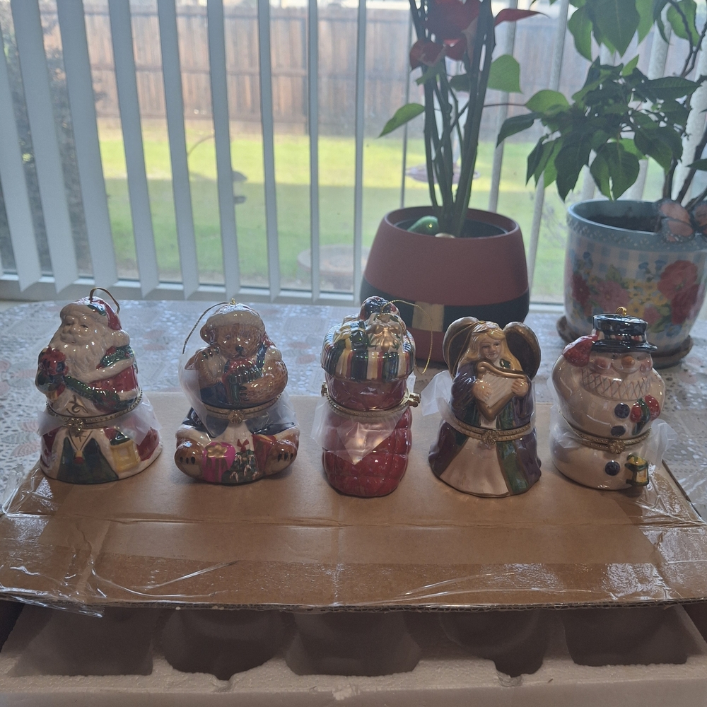 Set of Five Mr. Christmas Porcelain Hinge Music Boxes. New.